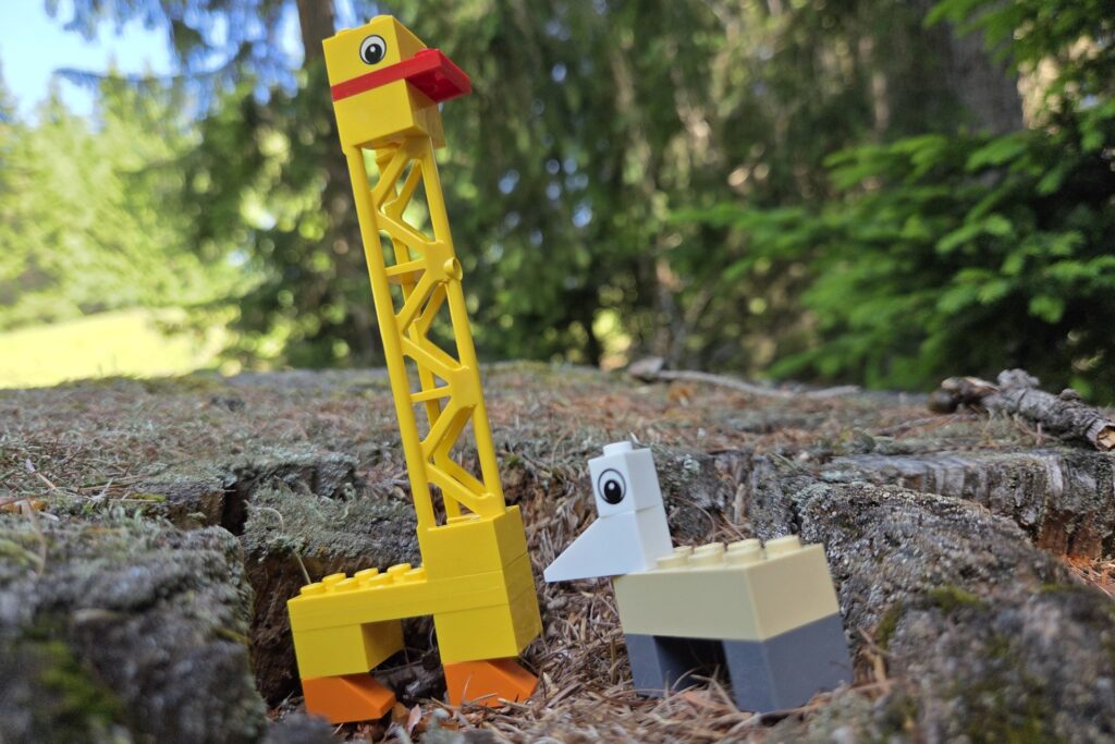 LEGO® Giraffe und Wolf beim Coaching auf dem Brambrüesch