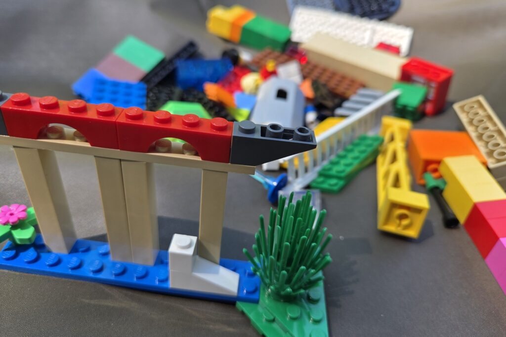 LEGO® Steine mit Brücke beim Coaching auf dem Brambrüesch