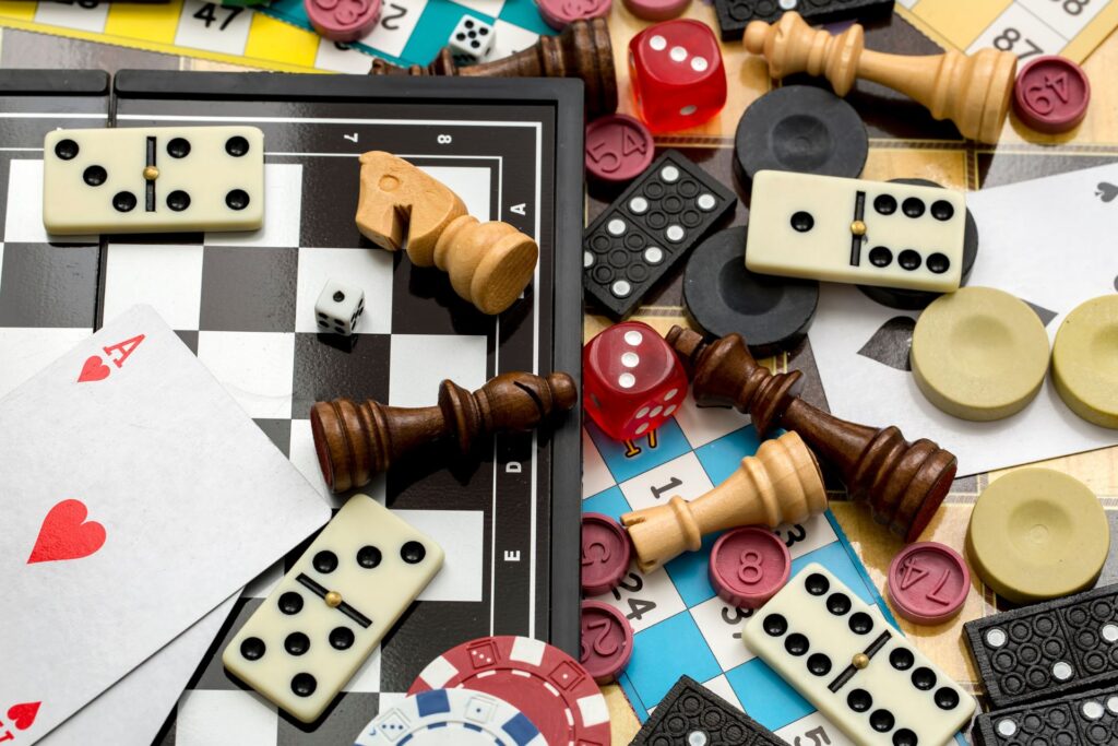 Würfel-, Karten- und Brettspiele